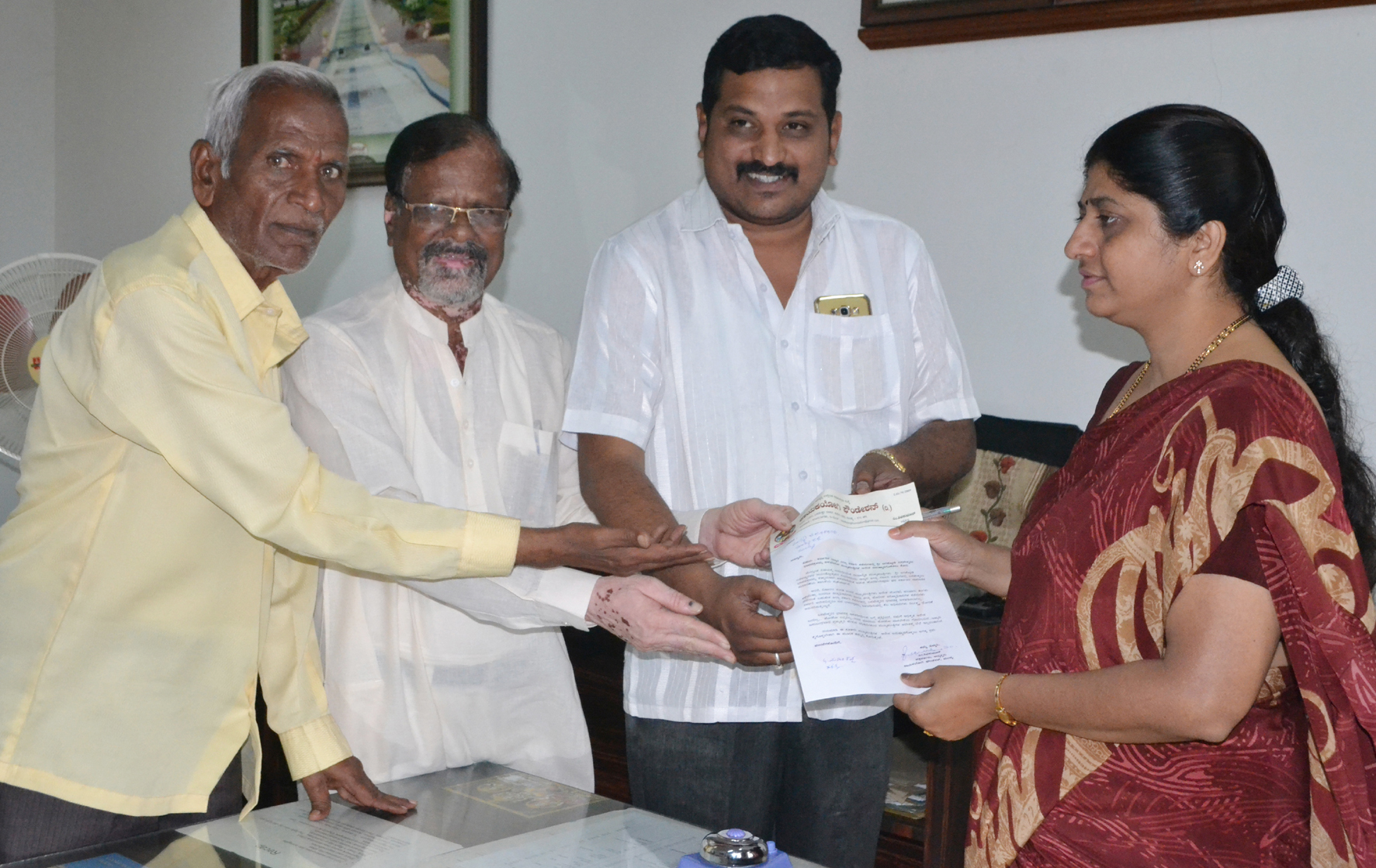 ಬಸವಣ್ಣನ ಭಾವಚಿತ್ರ ಅಳವಡಿಕೆಗೆ ಒತ್ತಾಯ